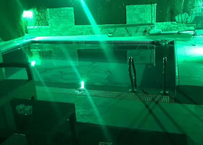 With Private Pool In 别墅